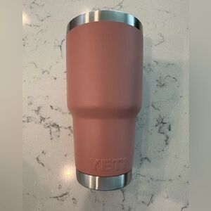 YETI Rambler 30oz Tumbler in Sandstone Pink